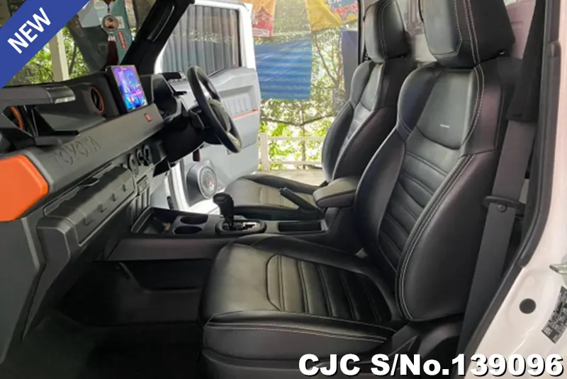 Toyota Hilux in White for Sale Image 9
